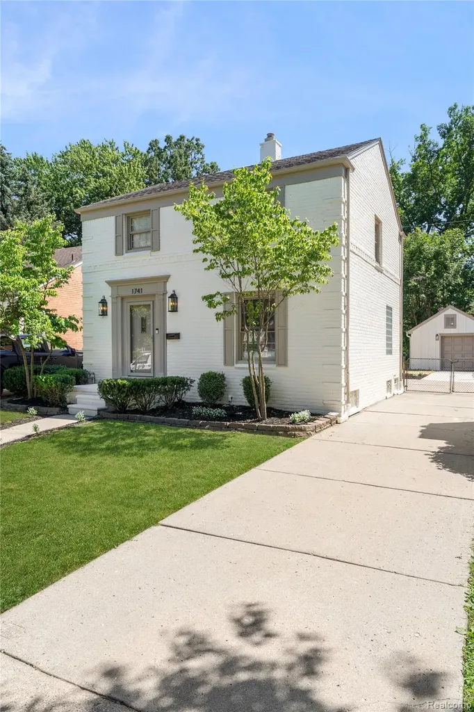 1741 Brys Drive Grosse Pointe Woods City MI 48236