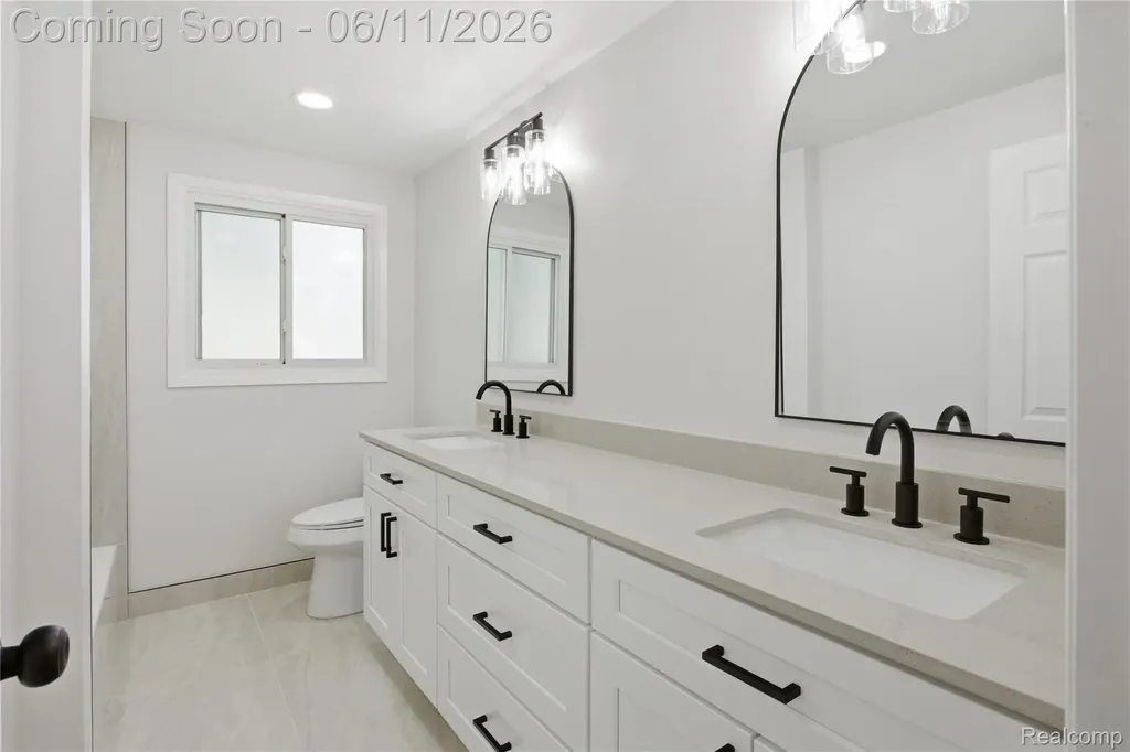 1149 Charrington Drive Troy City MI 48083