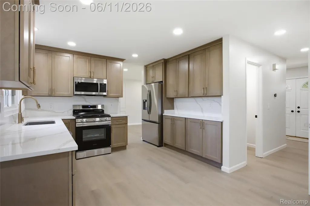 1149 Charrington Drive Troy City MI 48083