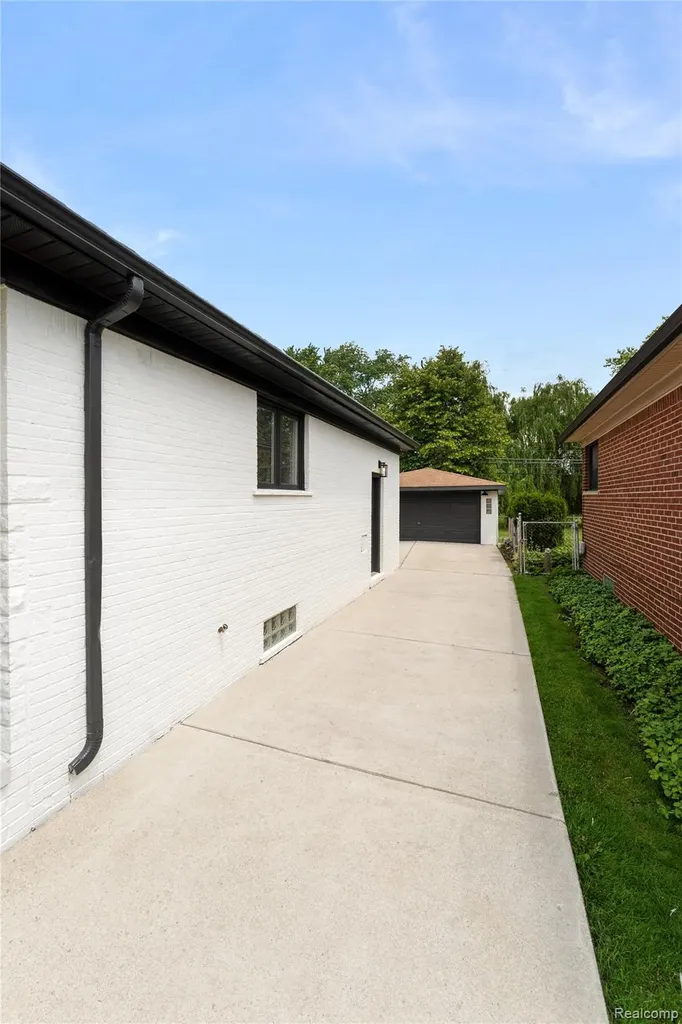 26318 San Rosa Street St. Clair Shores City MI 48081