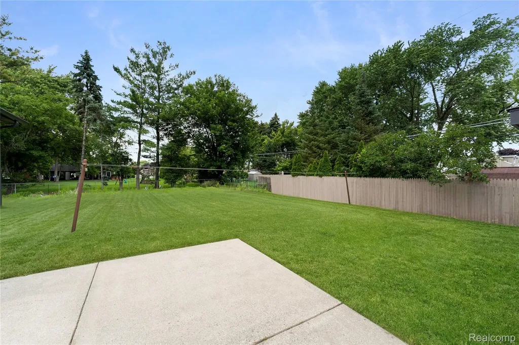 26318 San Rosa Street St. Clair Shores City MI 48081