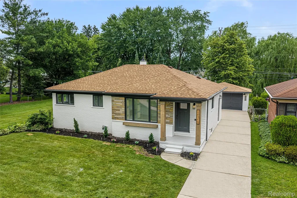 26318 San Rosa Street St. Clair Shores City MI 48081