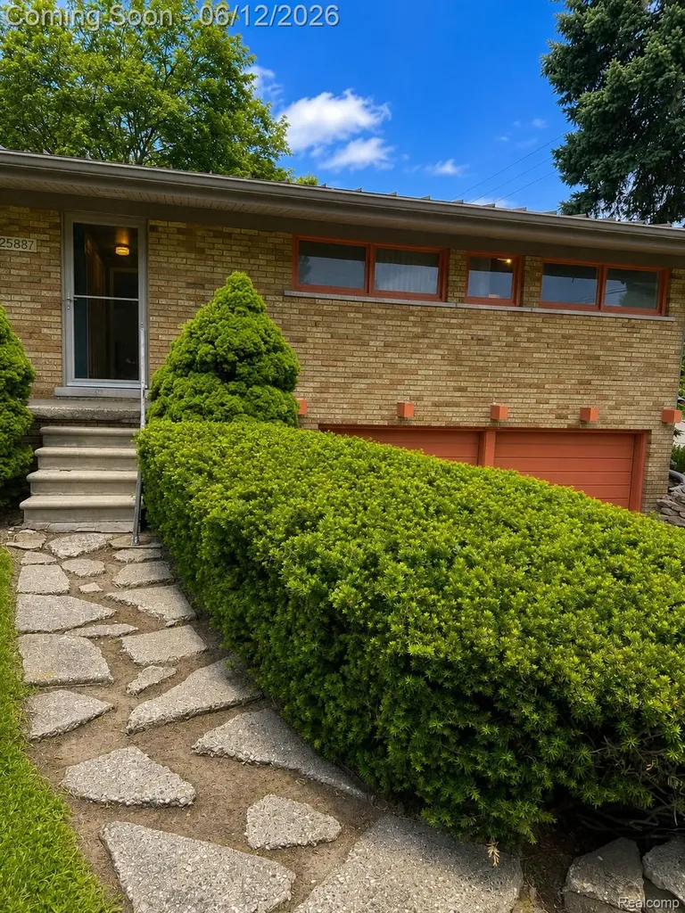 25887 Curie Avenue Warren City MI 48091