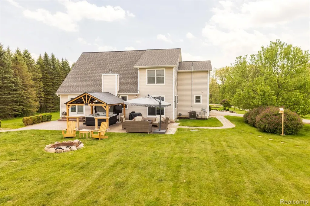12621 Golden Oaks Drive Hartland Township MI 48380