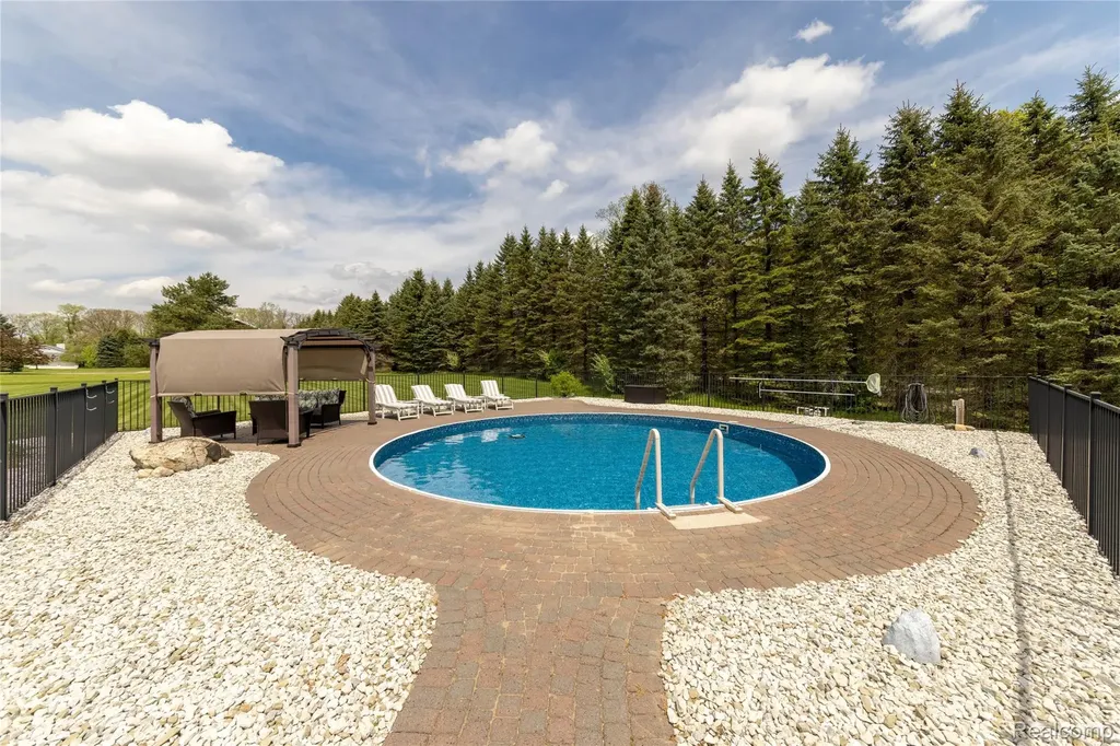 12621 Golden Oaks Drive Hartland Township MI 48380