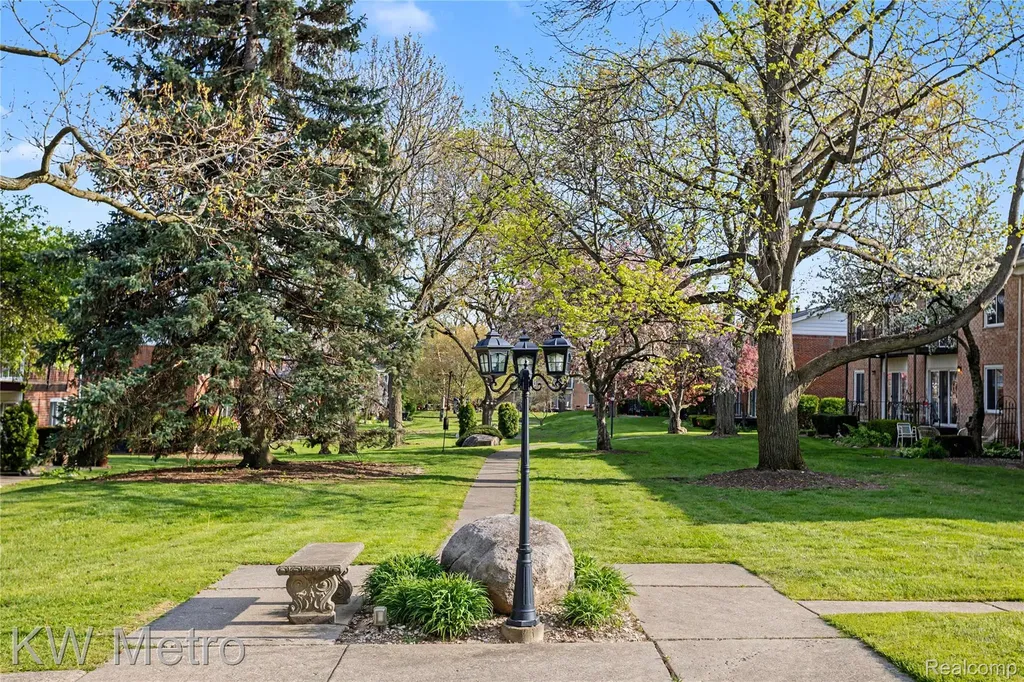 2471 Mulberry Square Bloomfield Hills City MI 48302