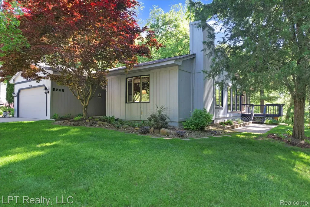 5236 Schlenker Road Hamburg Township MI 48139