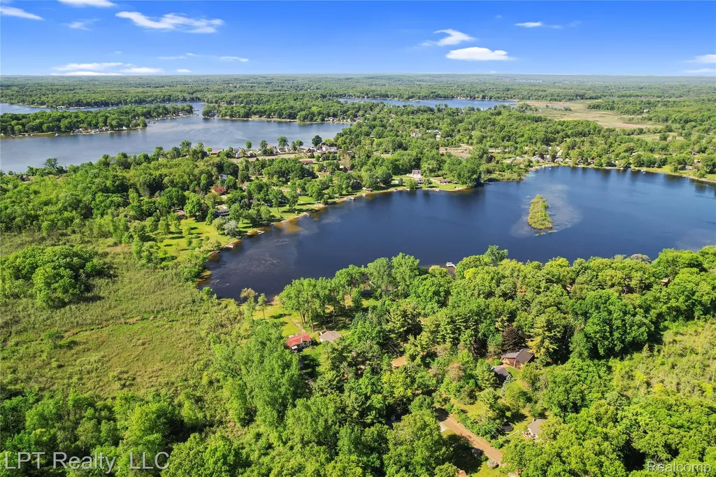 5236 Schlenker Road Hamburg Township MI 48139