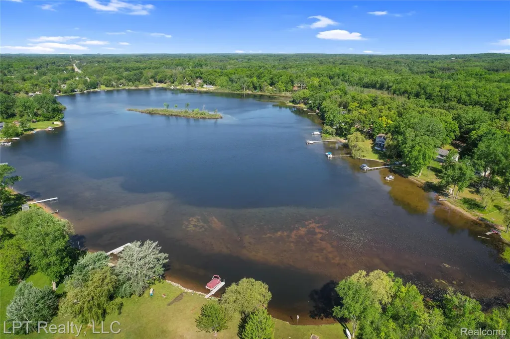 5236 Schlenker Road Hamburg Township MI 48139