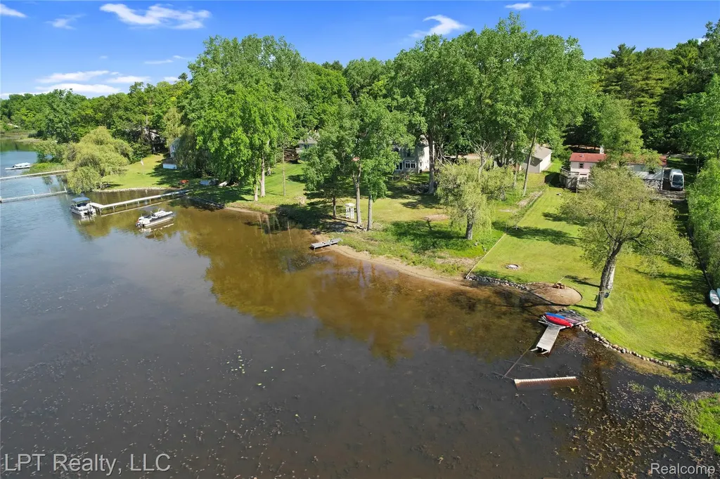 5236 Schlenker Road Hamburg Township MI 48139