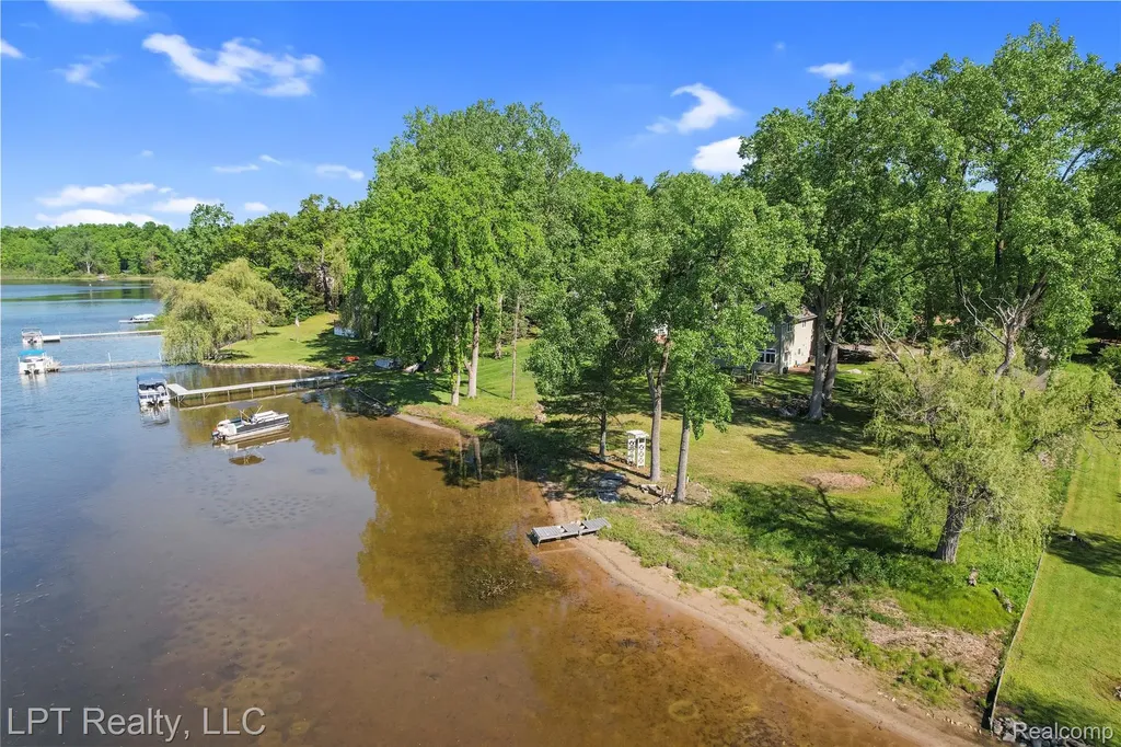 5236 Schlenker Road Hamburg Township MI 48139