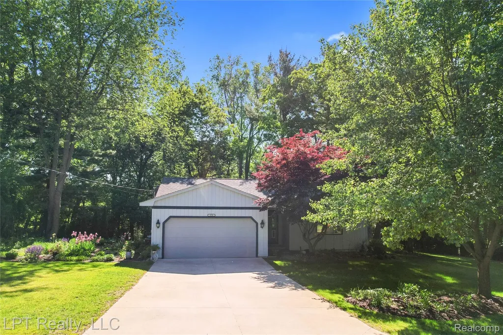 5236 Schlenker Road Hamburg Township MI 48139