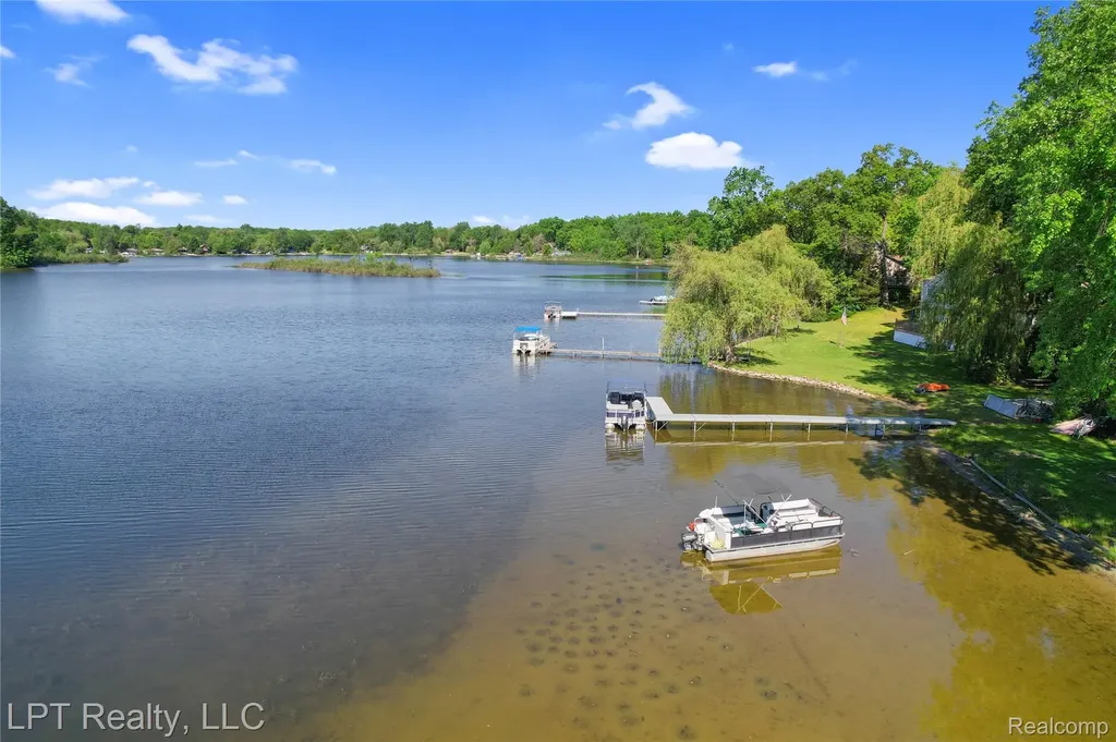 5236 Schlenker Road Hamburg Township MI 48139