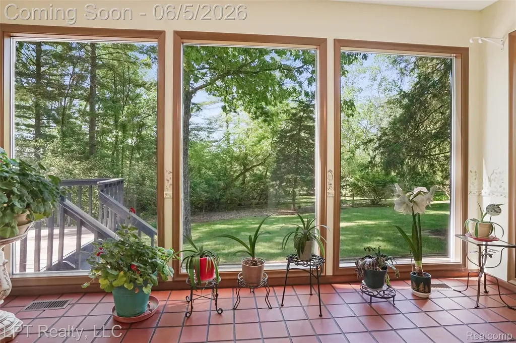 5236 Schlenker Road Hamburg Township MI 48139