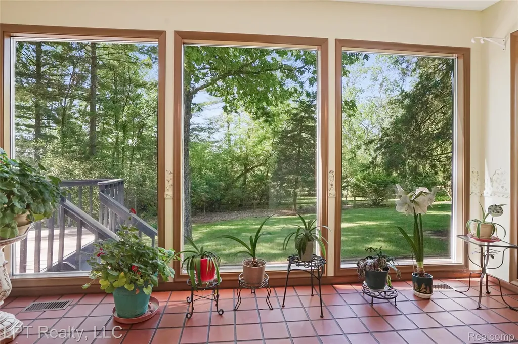 5236 Schlenker Road Hamburg Township MI 48139