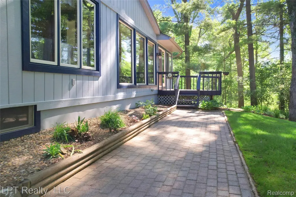 5236 Schlenker Road Hamburg Township MI 48139