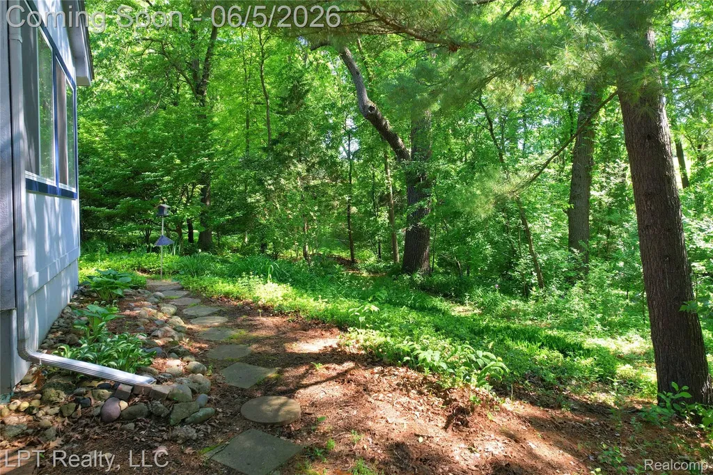 5236 Schlenker Road Hamburg Township MI 48139