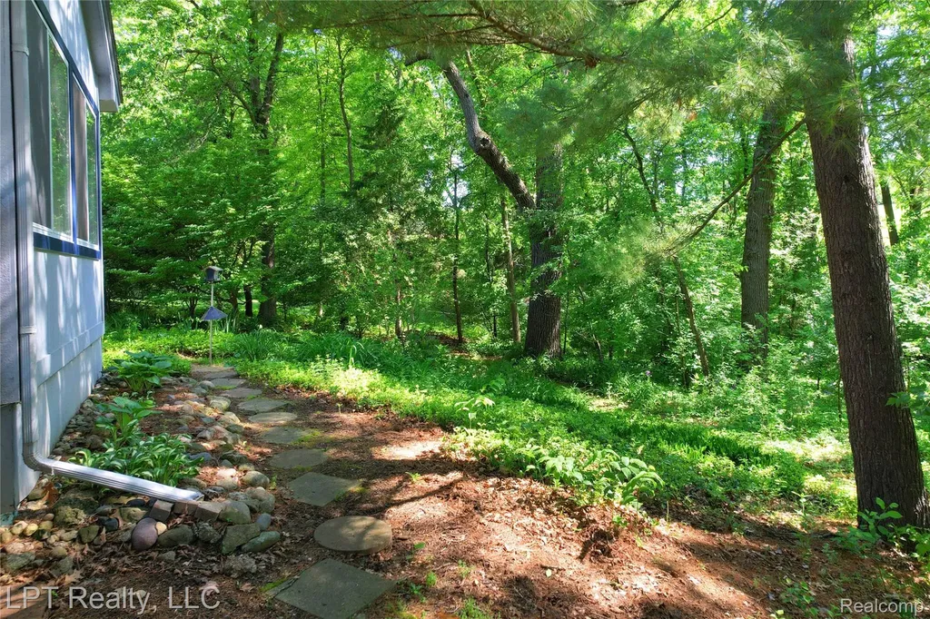 5236 Schlenker Road Hamburg Township MI 48139