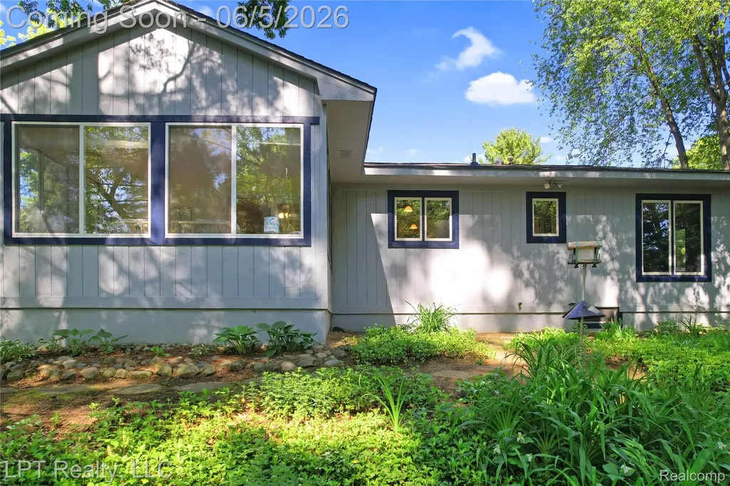 5236 Schlenker Road Hamburg Township MI 48139