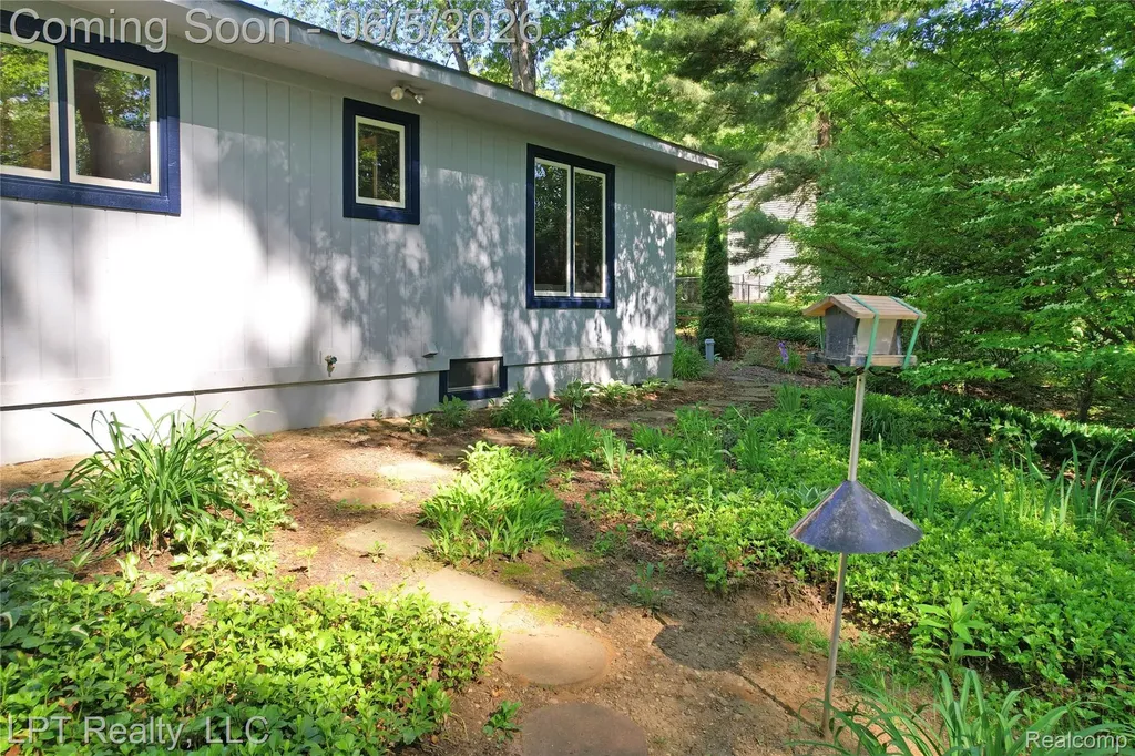5236 Schlenker Road Hamburg Township MI 48139