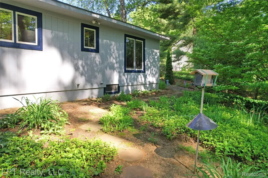 5236 Schlenker Road Hamburg Township MI 48139
