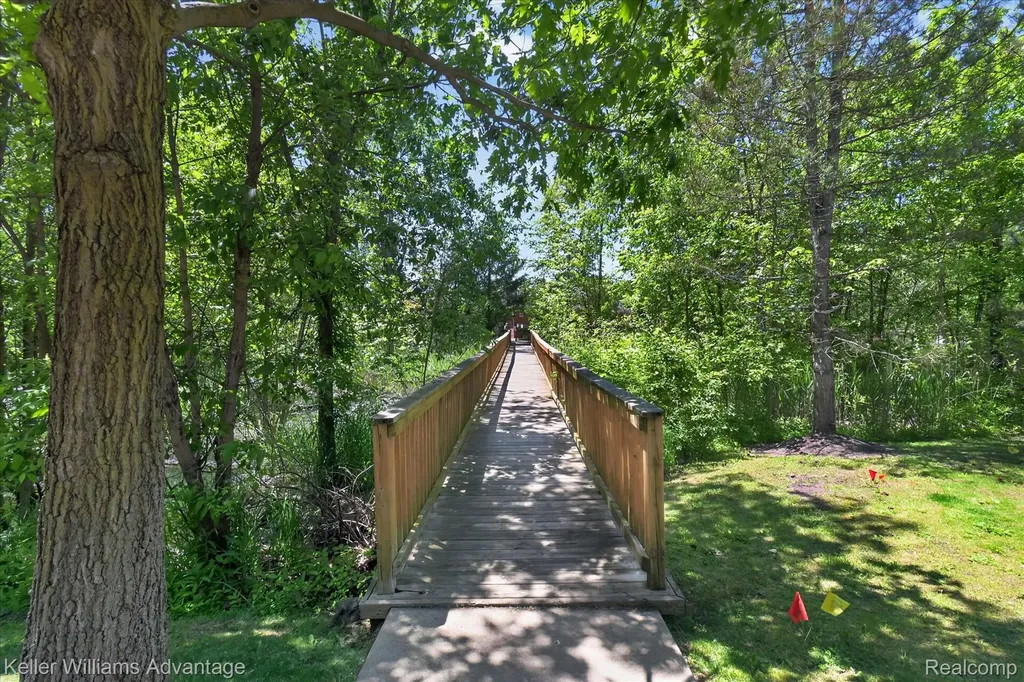 446 Old Pine Way Walled Lake City MI 48390
