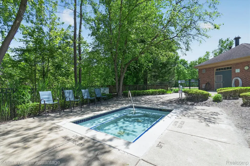 446 Old Pine Way Walled Lake City MI 48390