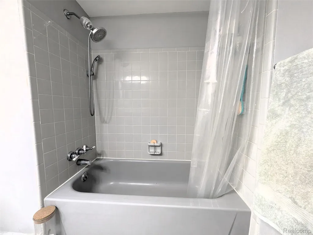 995 N Cass Lake Road Waterford Charter Township MI 48328