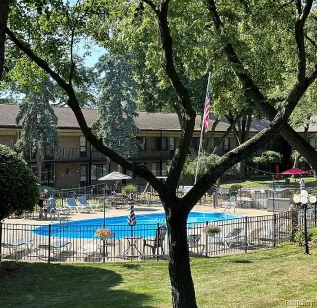 995 N Cass Lake Road Waterford Charter Township MI 48328