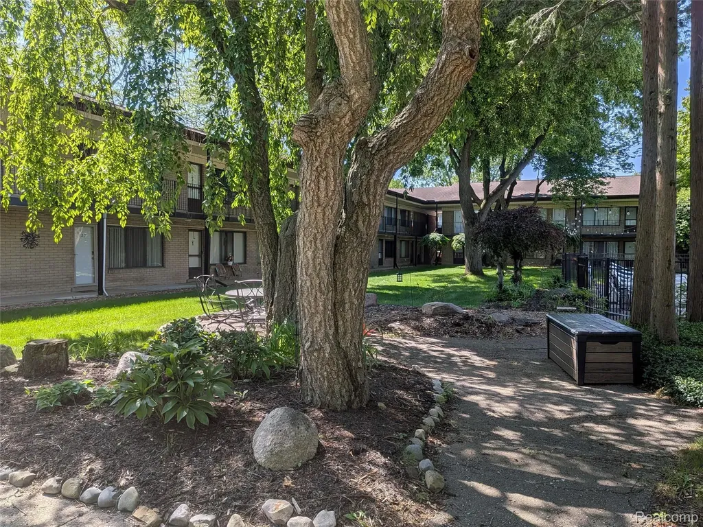995 N Cass Lake Road Waterford Charter Township MI 48328