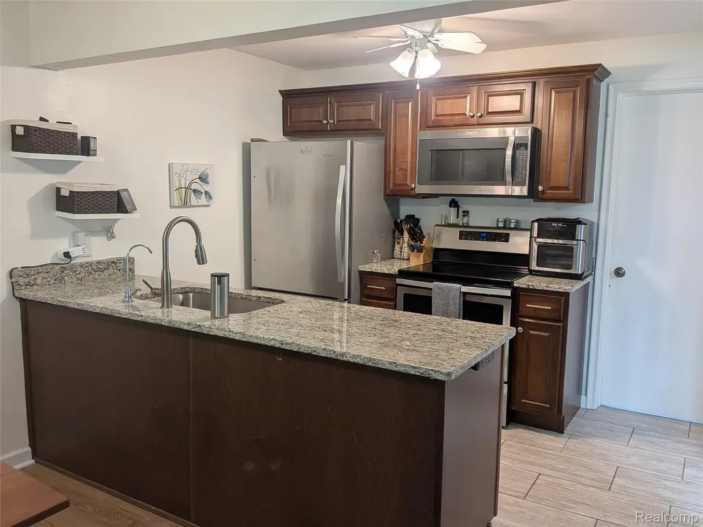 995 N Cass Lake Road Waterford Charter Township MI 48328