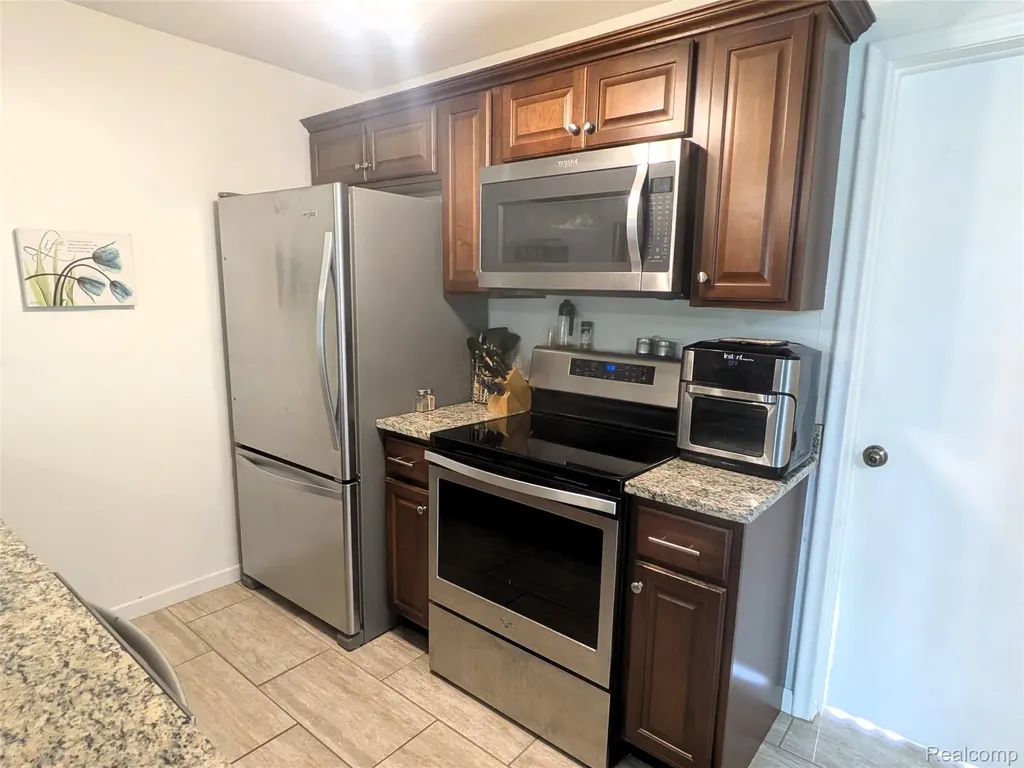 995 N Cass Lake Road Waterford Charter Township MI 48328