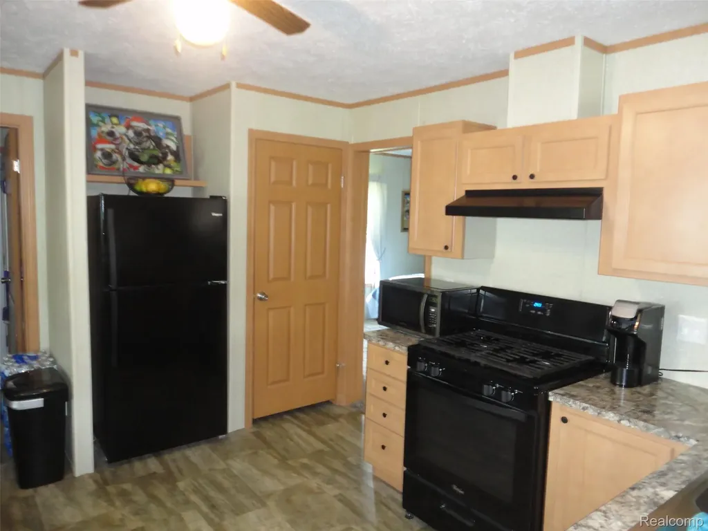 463 Edinborough Street Bedford Township MI 48182