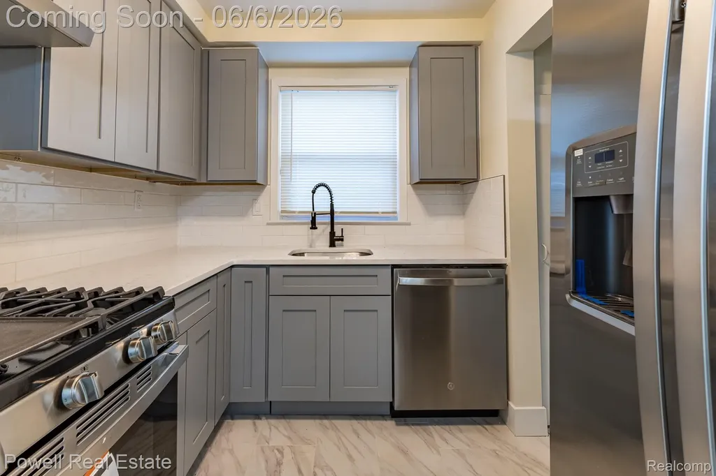 25246 Hayes Road Roseville City MI 48066