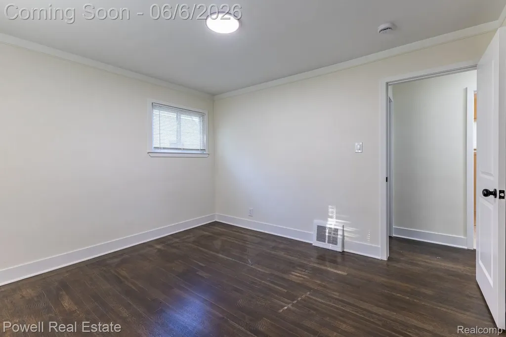 25246 Hayes Road Roseville City MI 48066