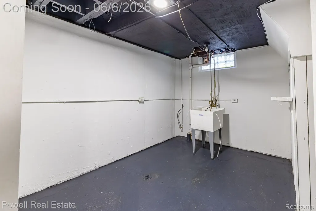 25246 Hayes Road Roseville City MI 48066