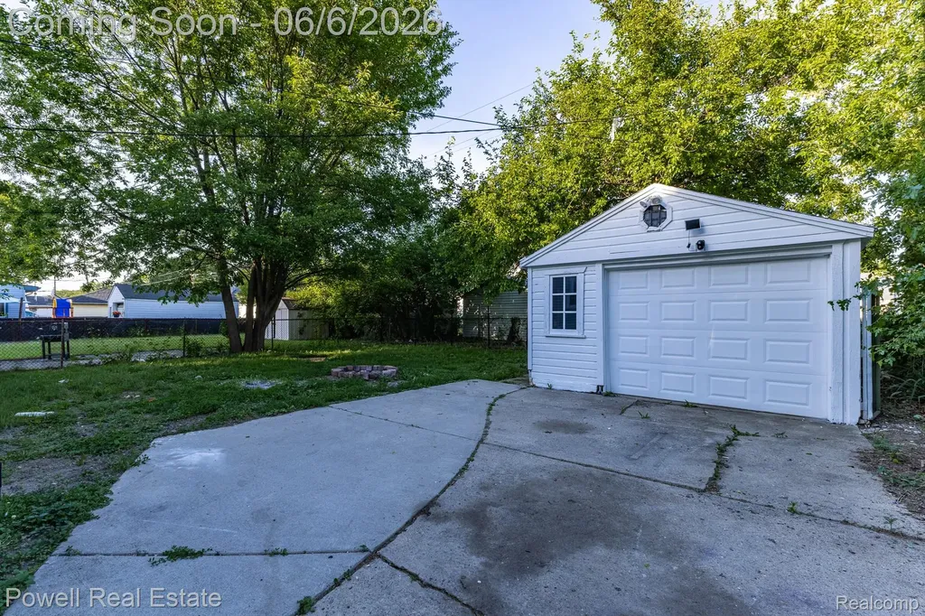 25246 Hayes Road Roseville City MI 48066