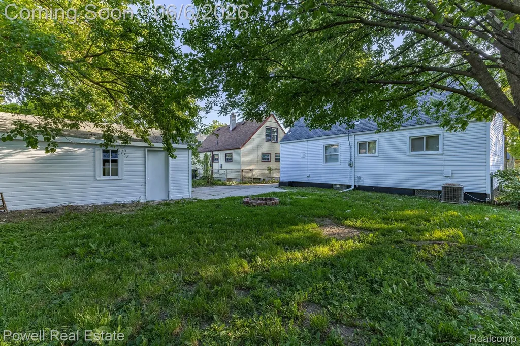 25246 Hayes Road Roseville City MI 48066