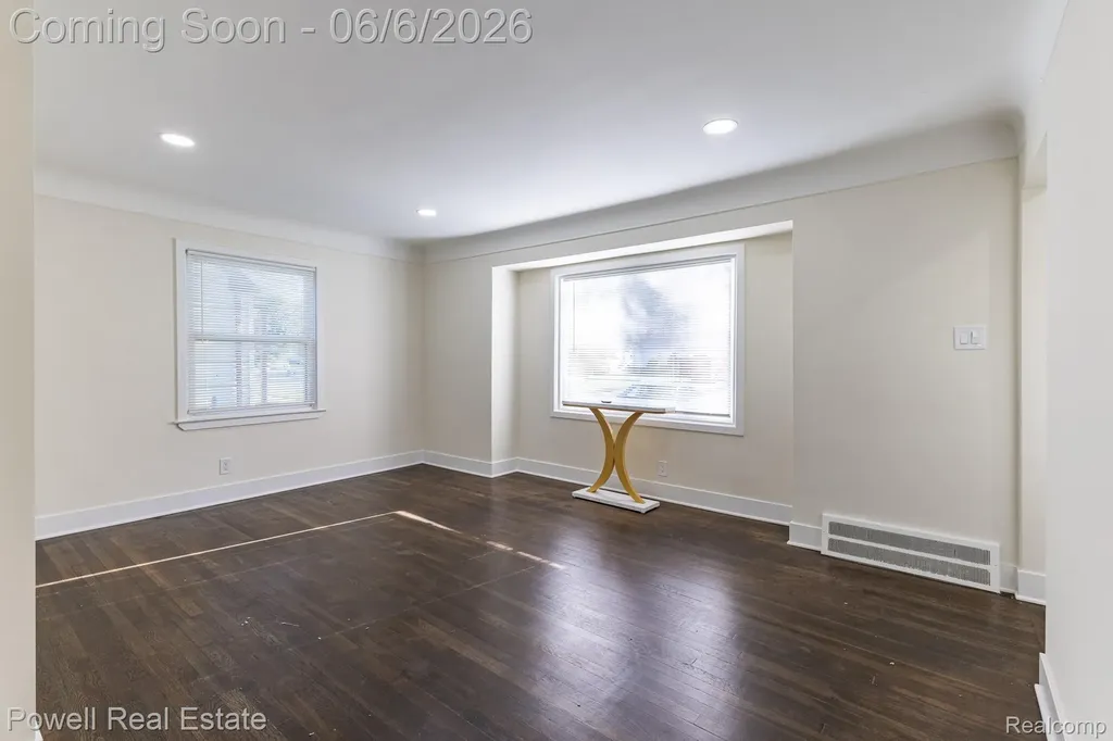 25246 Hayes Road Roseville City MI 48066