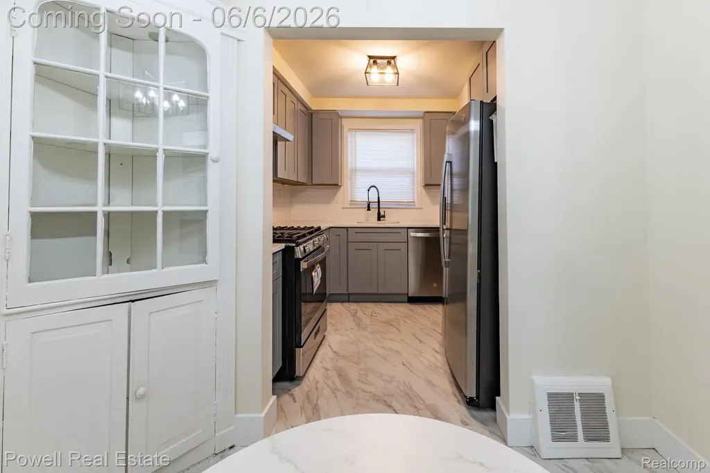 25246 Hayes Road Roseville City MI 48066