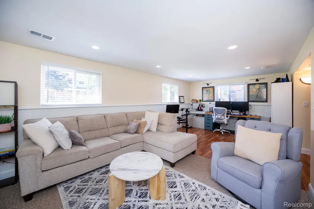 21076 Millbury Drive Woodhaven City MI 48183