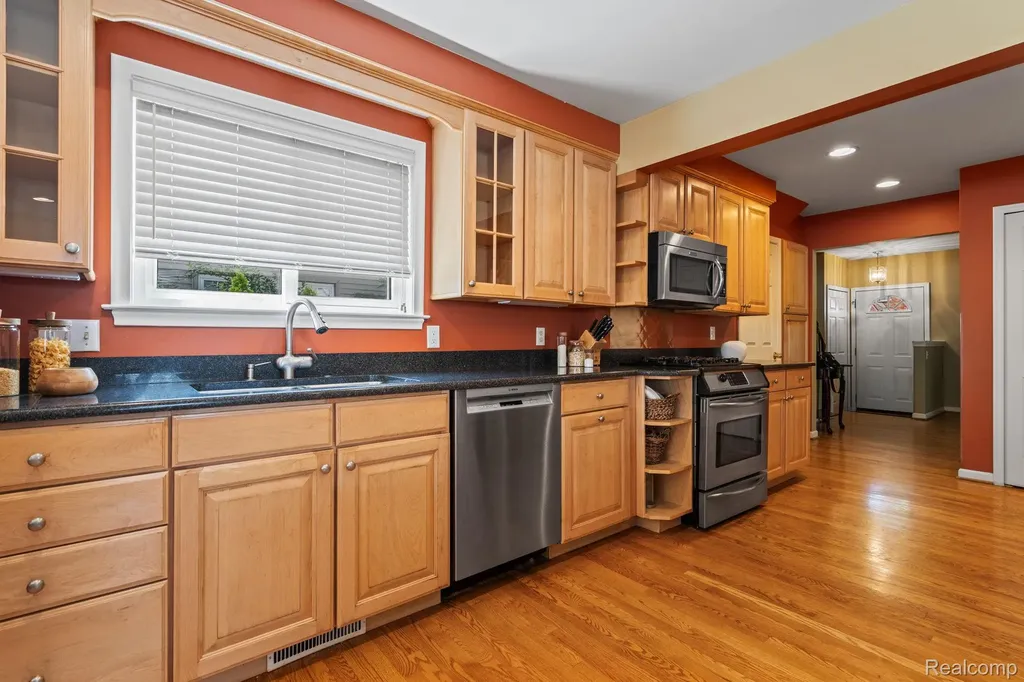 10065 Hart Avenue Huntington Woods City MI 48070