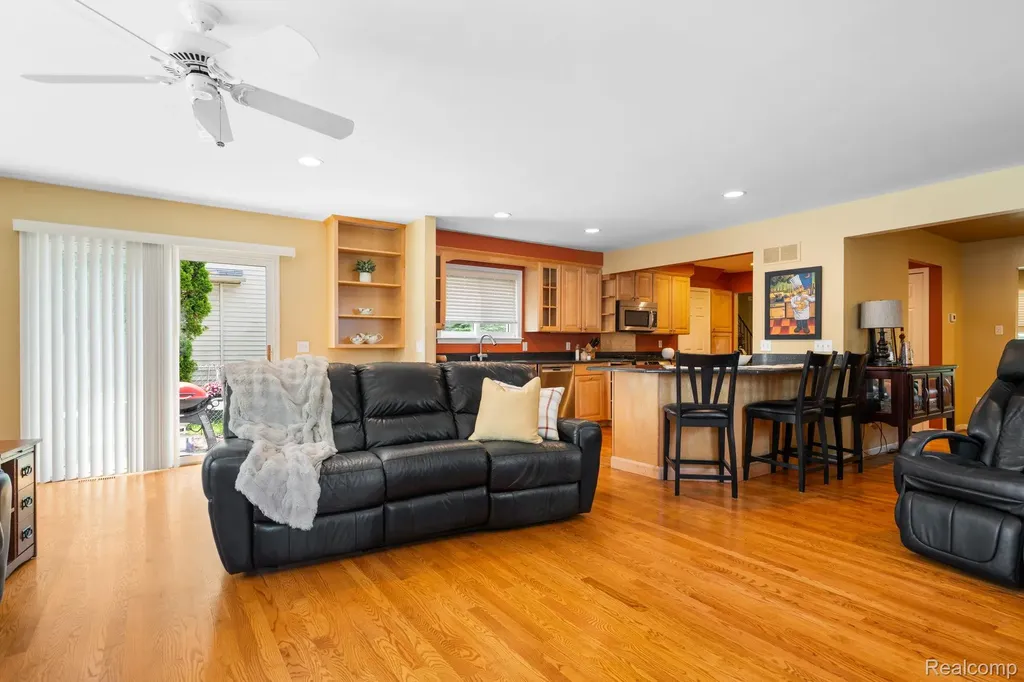 10065 Hart Avenue Huntington Woods City MI 48070