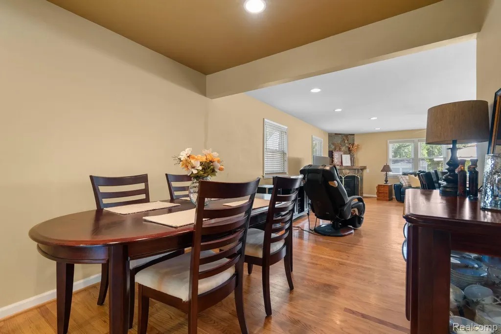 10065 Hart Avenue Huntington Woods City MI 48070