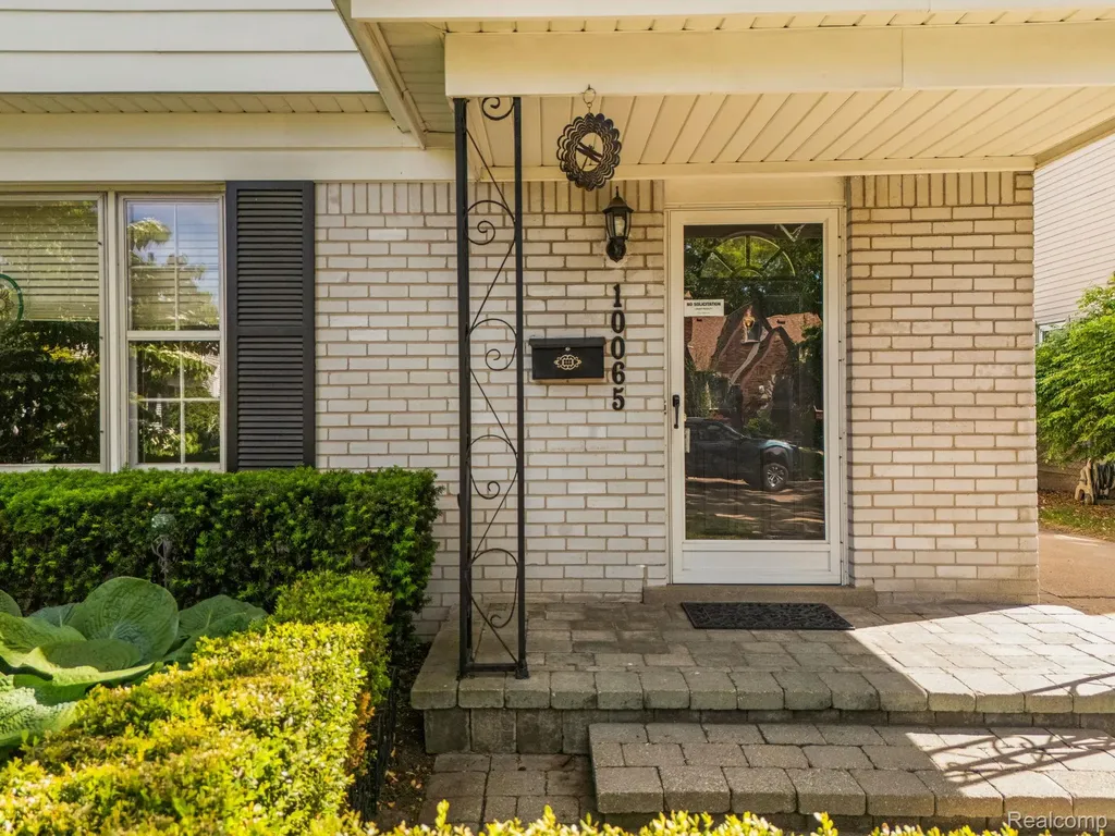 10065 Hart Avenue Huntington Woods City MI 48070