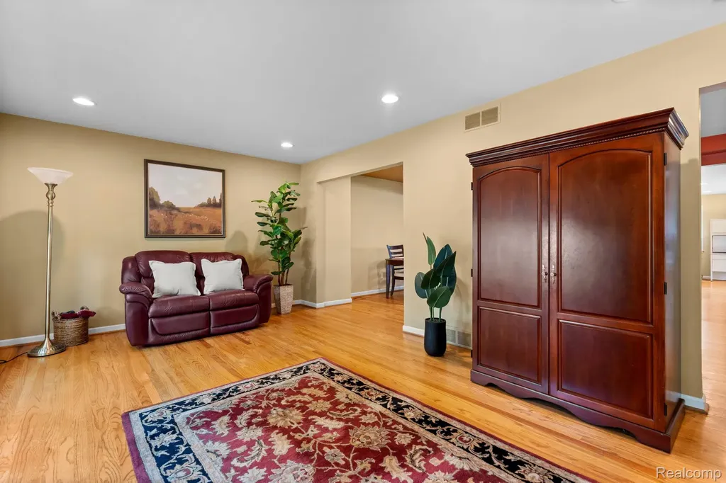 10065 Hart Avenue Huntington Woods City MI 48070