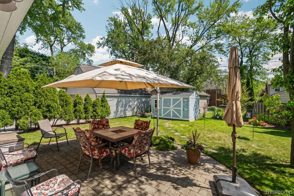 10065 Hart Avenue Huntington Woods City MI 48070