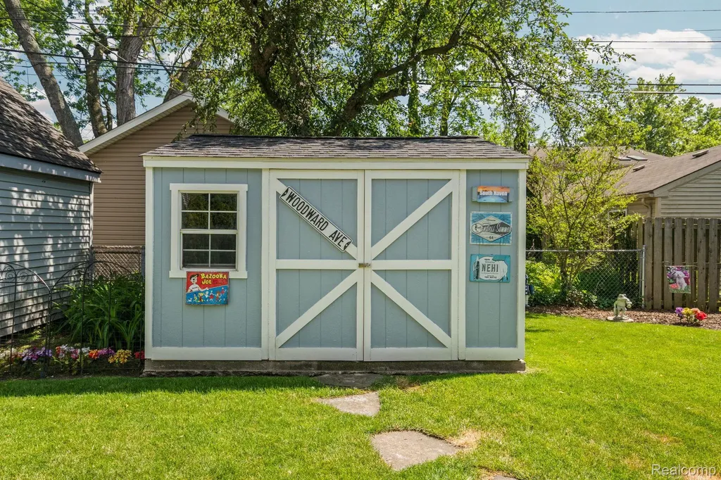 10065 Hart Avenue Huntington Woods City MI 48070