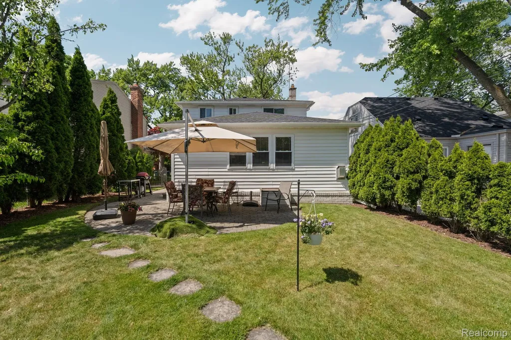 10065 Hart Avenue Huntington Woods City MI 48070