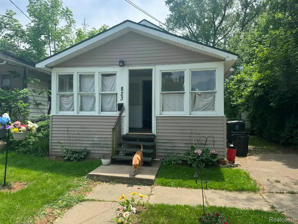 823 Remington Avenue Flint City MI 48507